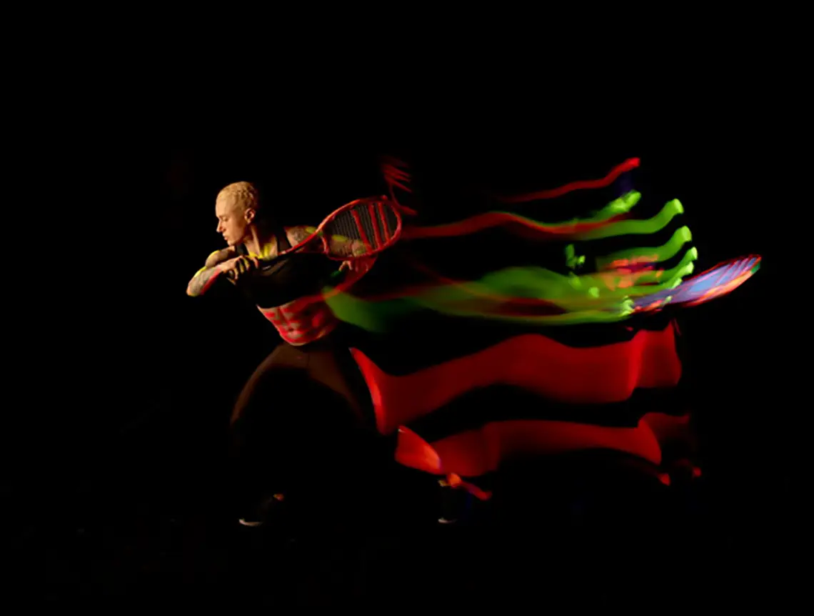 sara-ventura-tennis-colori Sara Ventura con racchetta da tennis e colori